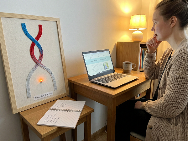 Nainen miettii tietokoneellaan suhteensa elvyttämistä, symbolisesti kuvattuna kahden viivan etääntymisen ja uuden kipinän syttymisenä.