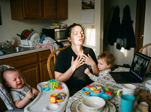Un'illustrazione che mostra una giovane madre in un ambiente domestico, visibilmente stressata ma in cerca di equilibrio, circondata dai suoi due figli piccoli e da oggetti che simboleggiano lavoro e cura.