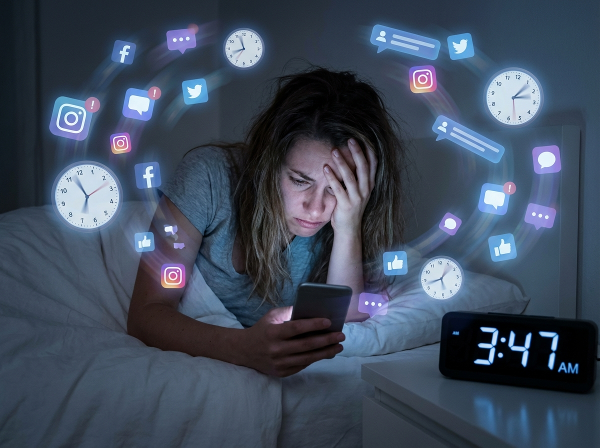 Ilustracja młodej kobiety przytłoczonej przez uzależnienie od telefonu, przewijającej treści do późna w nocy, otoczonej cyfrowymi ikonami i zegarami symbolizującymi utratę czasu i stres.