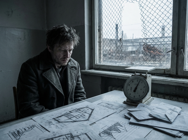 En man sitter ensam i ett halvmörkt rum, omgiven av skisser på hållbar design. Utanför fönstret syns en bruten kedjelänk som symboliserar pandemins påverkan. Han tittar på en våg som visar viktuppgång och ekonomipapper, fångad i en grå hopplös cykel.